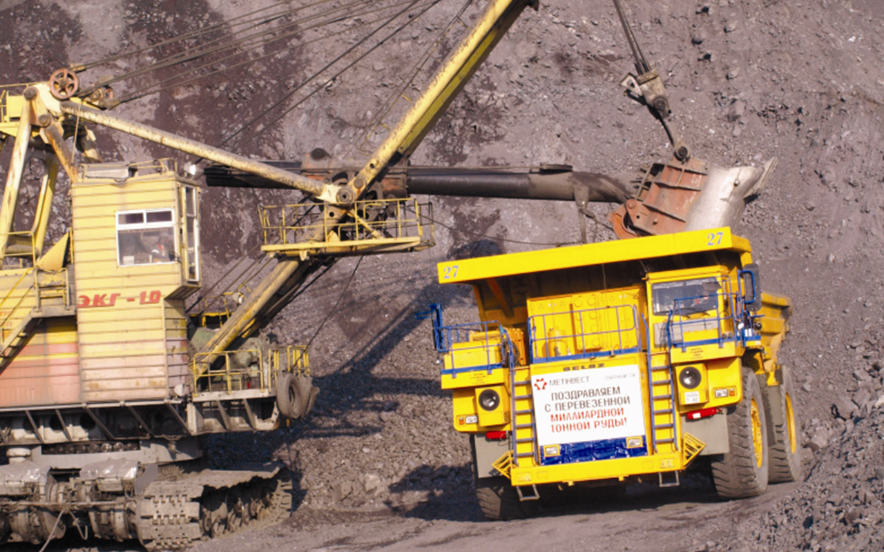 В 2012 году 130-тонный «БЕЛАЗ» вывез миллиардную тонну руды, добытую на Первомайском карьере (холдинговая компания «МЕТИНВЕСТХОЛДИНГ»).