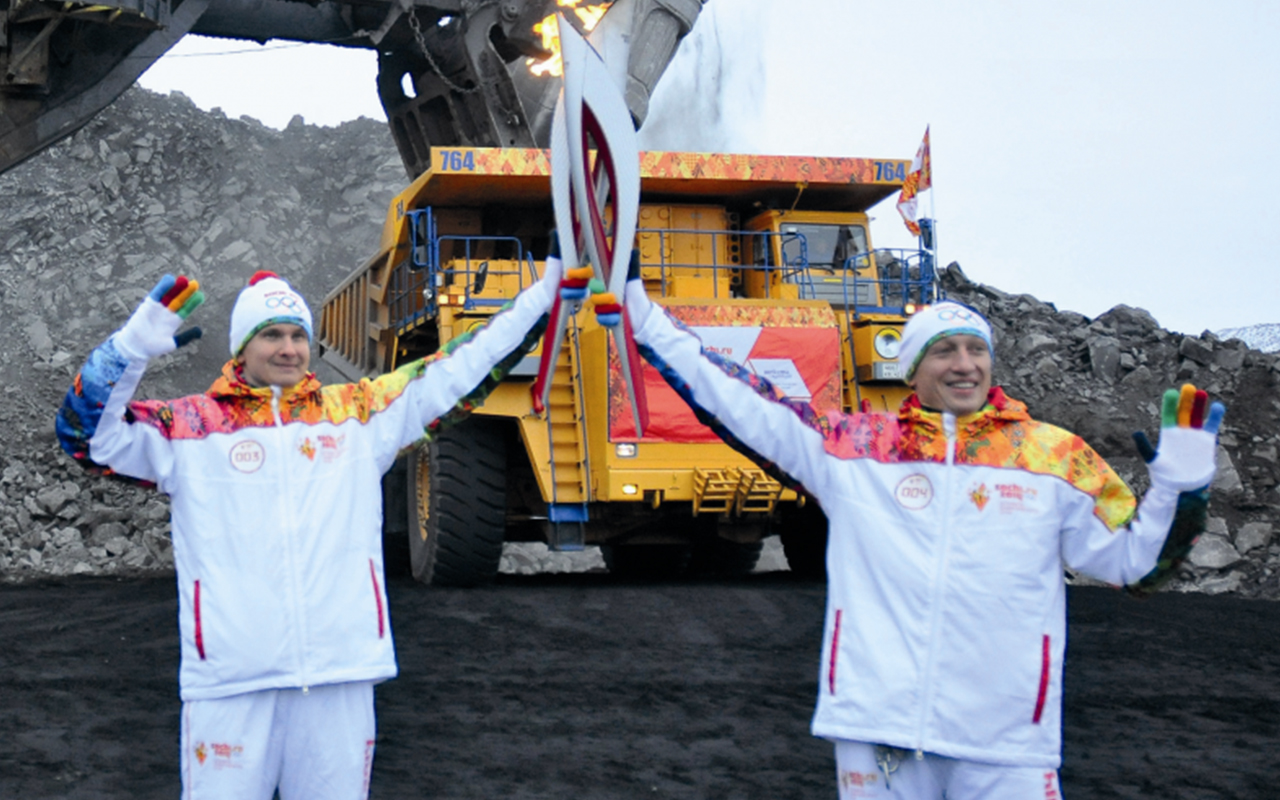 Самый сложный участок пути на филиале «Кедровский угольный разрез» (ОАО «УК «Кузбассразрезуголь») олимпийский огонь зимних олимпийских игр «Сочи-2014» преодолел на 220-тонном карьерном самосвале «БЕЛАЗ».